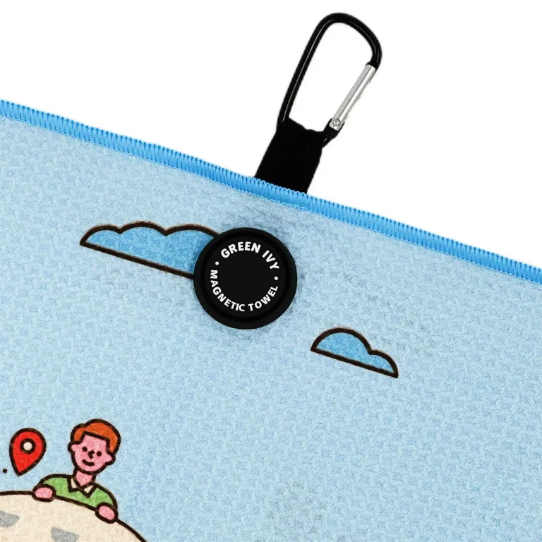 Golf towel with magnet clip
